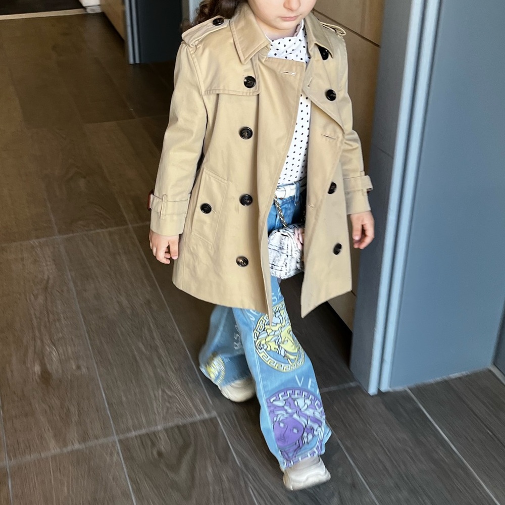 Authentic BURBERRY girls trench coat. In EXCELLENT condition.